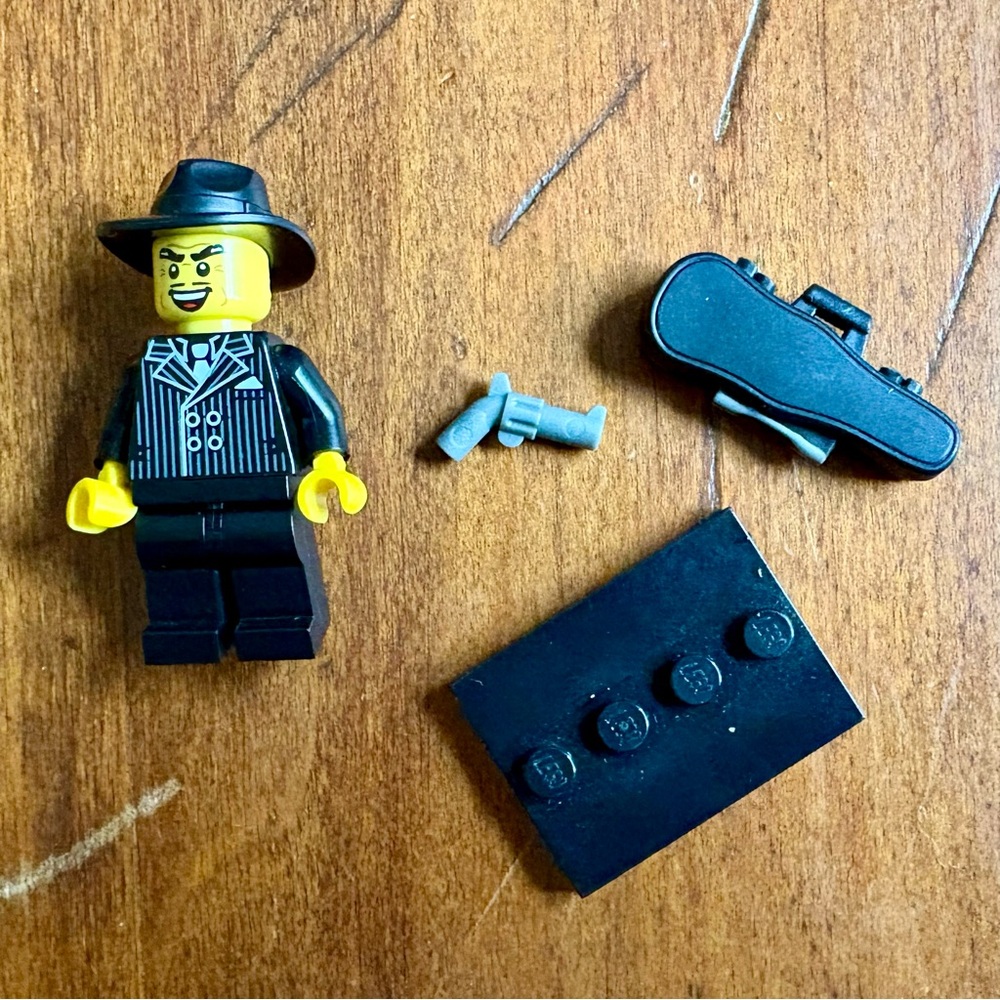 LEGO Gangster Minifigure Series 5 Complete w Accessories - Picture 3 of 4
